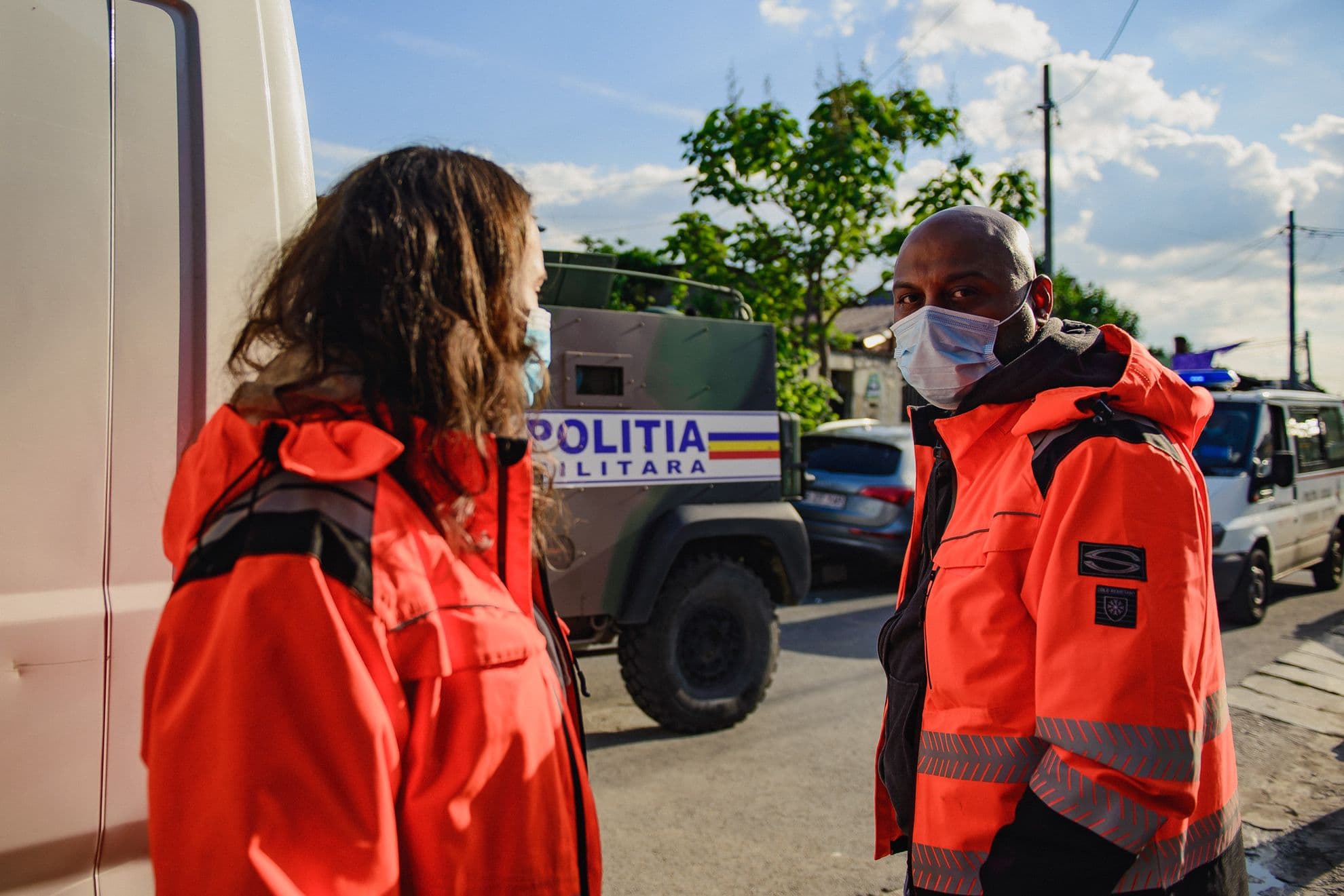 În cartierul Petricani, armata, jandarmeria și poliția se plimbă în convoi pentru a-i convinge pe oameni să intre în case.