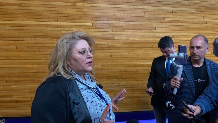 Diana Iovanovic Șoșoacă la ieșirea din plen: „Nu mai avem lege. Imunitatea nu este să nu răspunzi pentru crime sau pentru genul ăsta de lucruri. Imunitatea este că poporul te votează, iar imunitatea îți oferă garanția că tu poți să spui absolut tot ceea ce știi și ce consideri și să-ți expui propriile tale opinii. Așa e în democrație.”
Sursă foto: PressOne