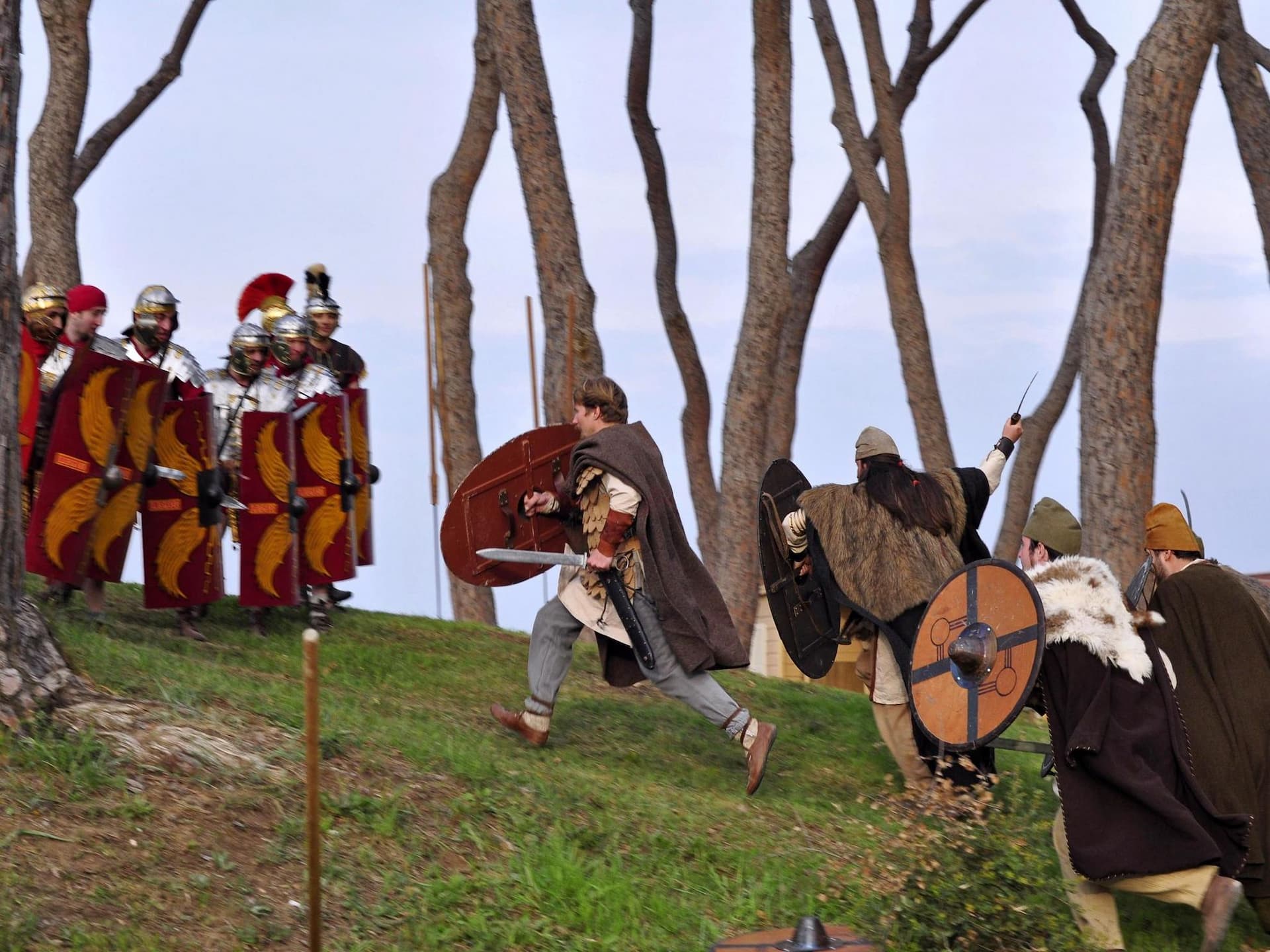 Într-un camping din Roma o trupă de actori amatori în rol de daci simulează un atac asupra dușmanilor tradiționali, romanii.