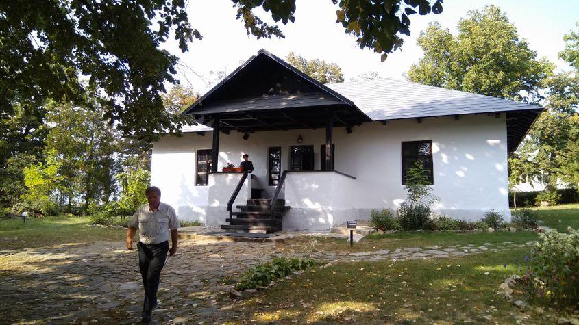 Preocupat mai mult de ce are în cap decât de părul de pe cap, Ion Vasilescu vizitează, la Ipotești, muzeul Mihai Eminescu.