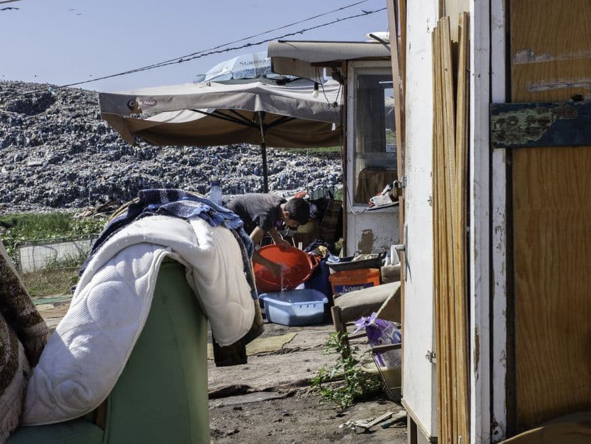 Douăsprezece familii care trăiesc între rampele de gunoi ale Clujului gătesc și se spală cu apă din bidon Fotografii de Delia Avram