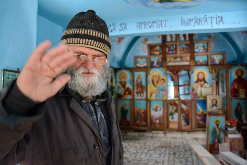 Este o vorbă: Dumnezeu îți dă, dar nu-ți bagă în traistă. Nici măcar necesarele cratime.