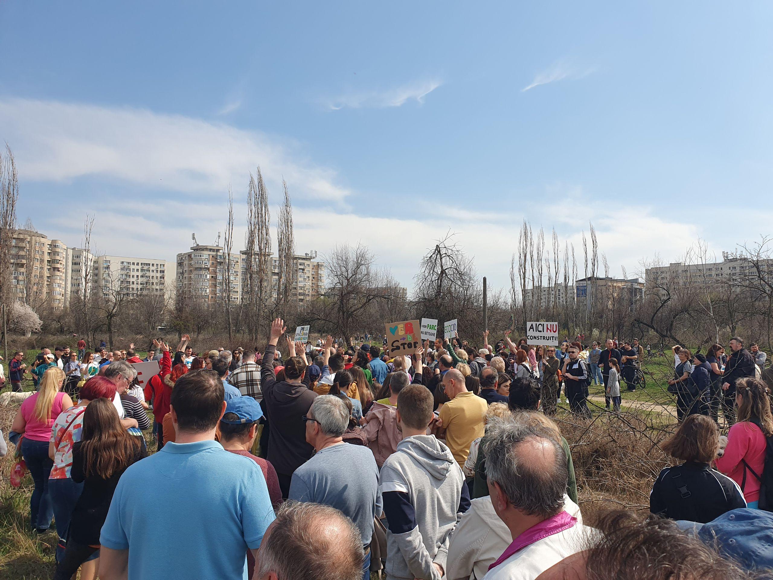 Mobilizarea cetățenilor pentru scopuri locale transcende taberele politice și reactivează oameni altminteri dezamăgiți de politica parlamentară. În imagine, demonstrația pentru salvarea parcului IOR, 2023