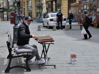 Cui îi pasă de cinci milioane de români?
