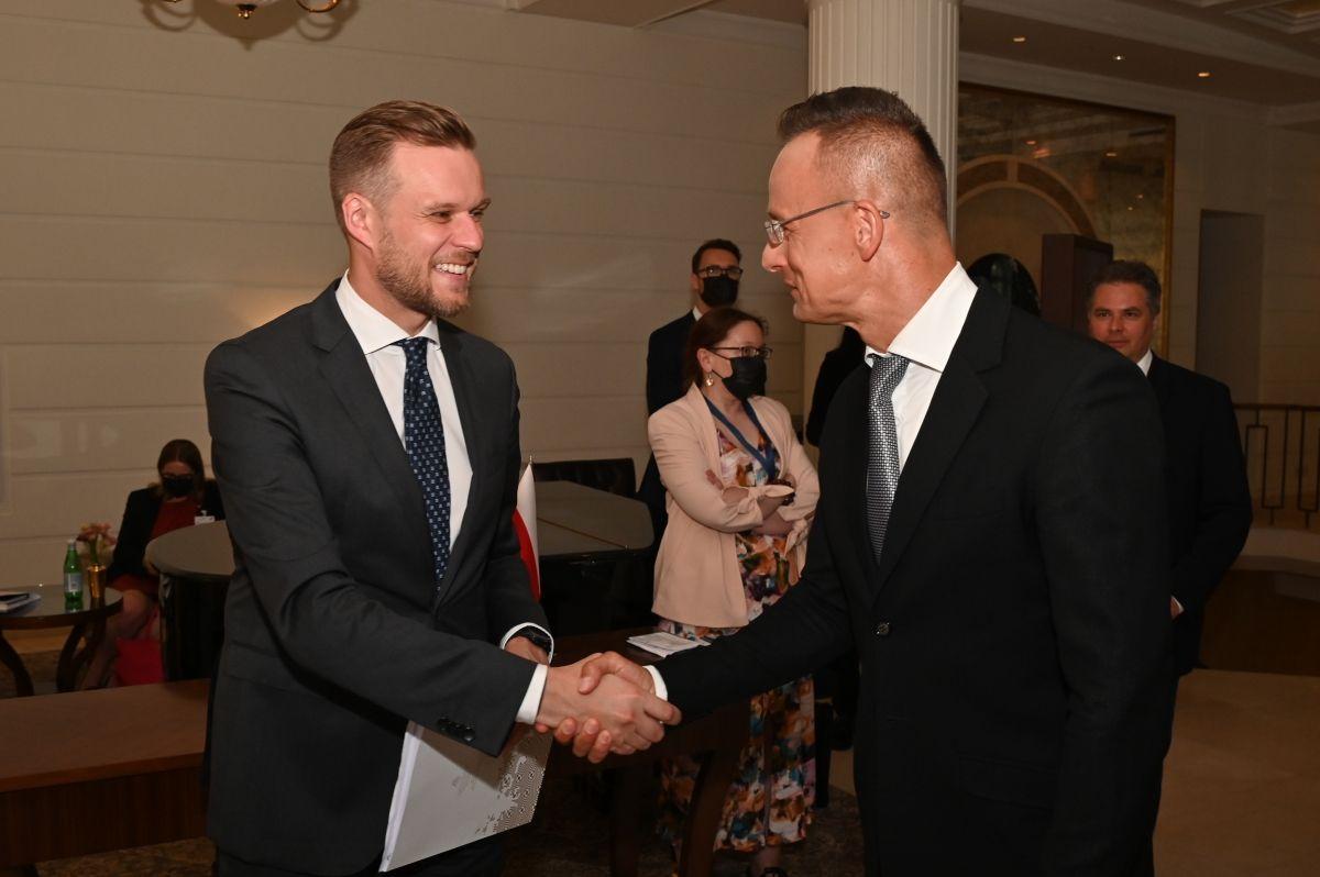 Pe data de 7 iulie, ministrul de Externe al Lituaniei, Gabrielius Landsbergis, s‑a întâlnit cu ministrul de Externe și Comerț al Ungariei, Péter Szijjártó, care participă la a 4‑a Conferință privind reformele din Ucraina, desfășurată la Vilnius Foto: Ministerul de externe al Lituaniei<br>