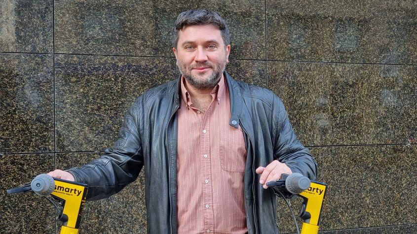 Alexandru Dumitru crede că aplicația de mobilitate a viitorului apropiat nu se limitează la taxiuri sau ride sharing, ci acoperă toate modalitățile de transport, inclusiv cu trotinetele electrice
