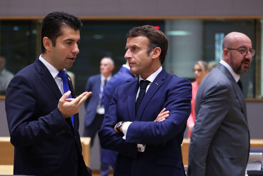 Emmanuel Macron și fostul premier bulgar Kiril Petkov. Foto: Dursun Aydemir - Anadolu Ajansı