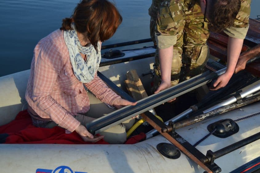 Muncă de teren, pentru adunarea de probe. Foto: Arhiva personală a Angelicăi Feurdean.