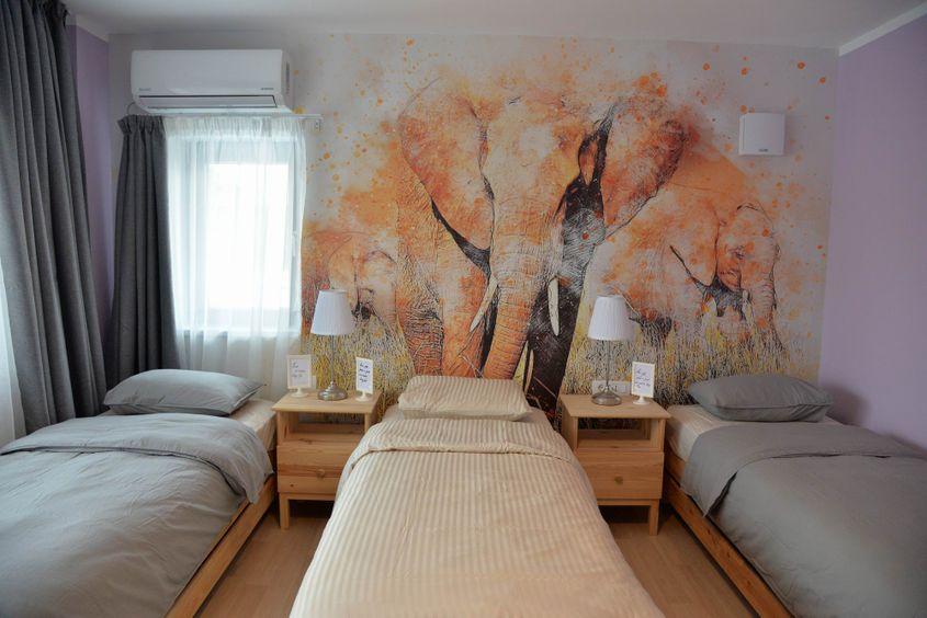 Camerele sunt vesele și calde, gândite pentru familii.