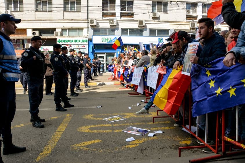 Contramanifestanții #rezist au fost ținuți departe de pesediști