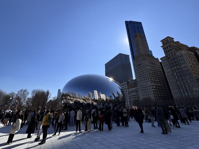 În oraș, turiștii care ajung în Chicago sunt, în continuare, în căutare celui mai instagramabil loc. În imagine, The Bean din Millennium Park, punct de atracție în Chicago FOTO: Laura Popa