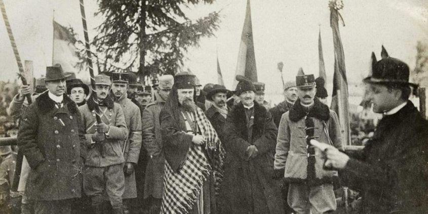 Alba Iulia, 1 decembrie 1918. Iuliu Hossu (primul din dreapta) citește Rezoluția prin care Transilvania se uneşte cu România. Foto: Samoilă Mârza