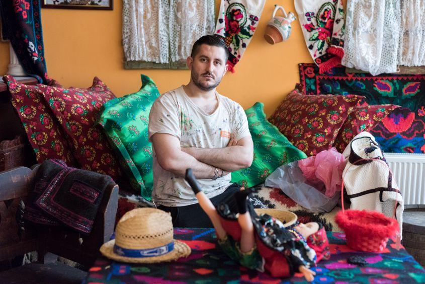 Vasile Marina, în hotelul din Satu Mare unde picta. Foto Raul Ștef