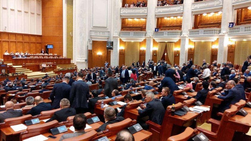 Momentul în care mai mulți parlamentari se ridică să plece din sală.