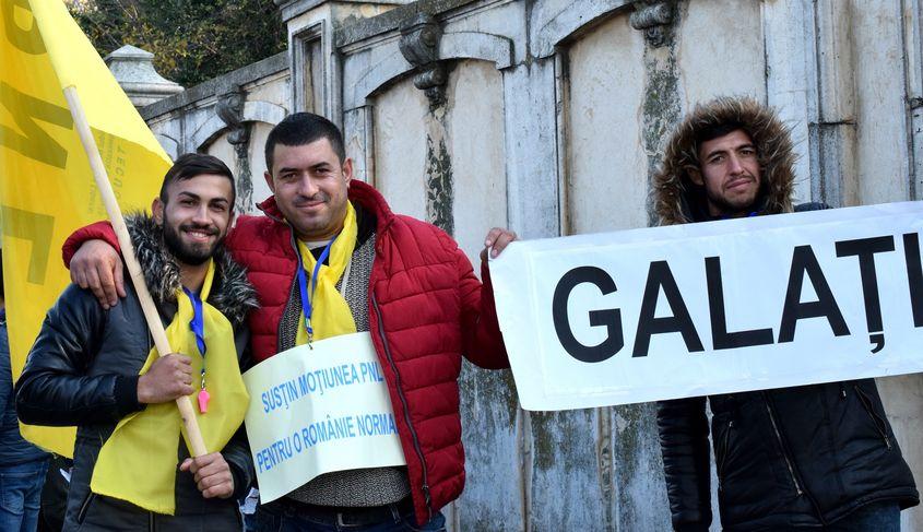 Participanți la mitingul PNL din fața Parlamentului. Foto: Iulia Marin