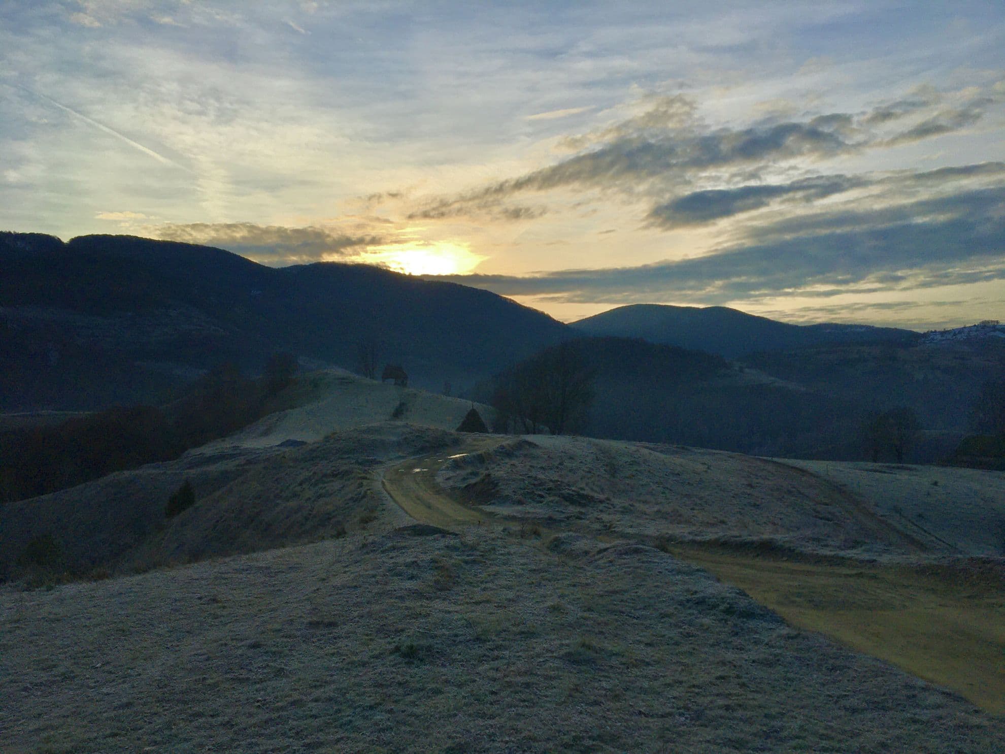 Dealul de la Dumești, deschidere înspre valea care coboară în Ponor. Dimineața de 1 decembrie 2022. Foto: Bianca Felseghi.