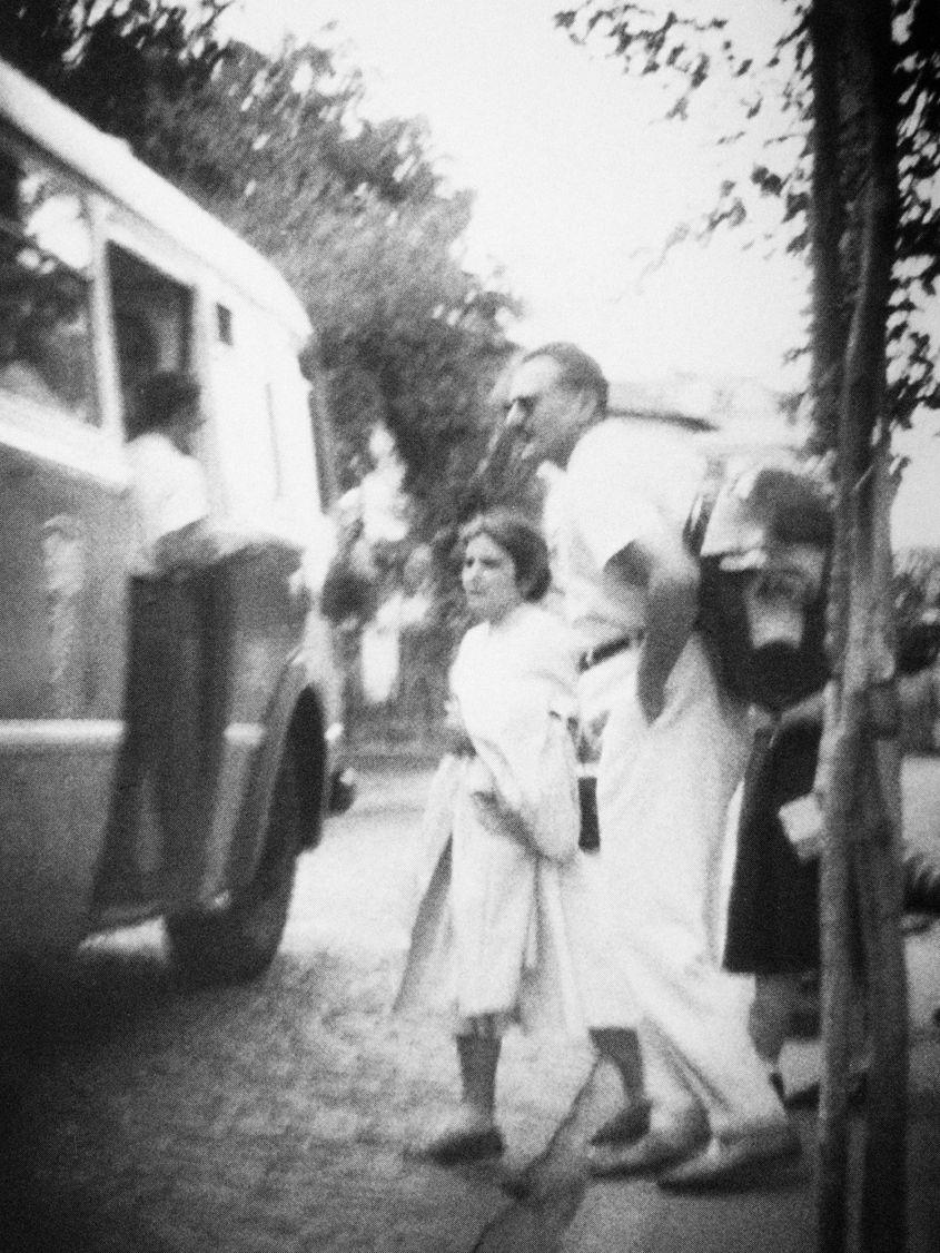 Arsenie Boca şi Julieta Constantinescu, fotografiaţi de filajul Securităţii când plecau într-o excursie la munte, în 1962. Imagine din arhiva CNSAS, reprodusă în cartea Tatianei Niculescu
