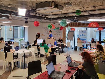 Reportaj de la call center-ul pentru nereguli la vot. „Sunt la un văr, pot să mă duc să îl votez pe domnul Piedone?”