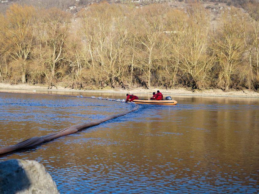 Pentru a limita extinderea petrolului pe râu, autoritățile au instalat baraje. Acestea sunt metode standard folosite în intervențiile pentru poluări petroliere. Foto: Centrul Național de Management al Crizelor din Republica Moldova