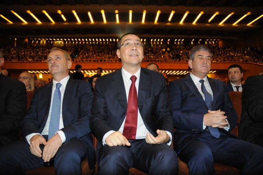 În 2014, coaliția PSD-UNPR a bătut palma cu UDMR pentru adoptarea „legii steagurilor”. În imagine, liderii de atunci ai coaliției: Liviu Dragnea, Victor Ponta, Gabriel Oprea. Foto: Lucian Muntean
