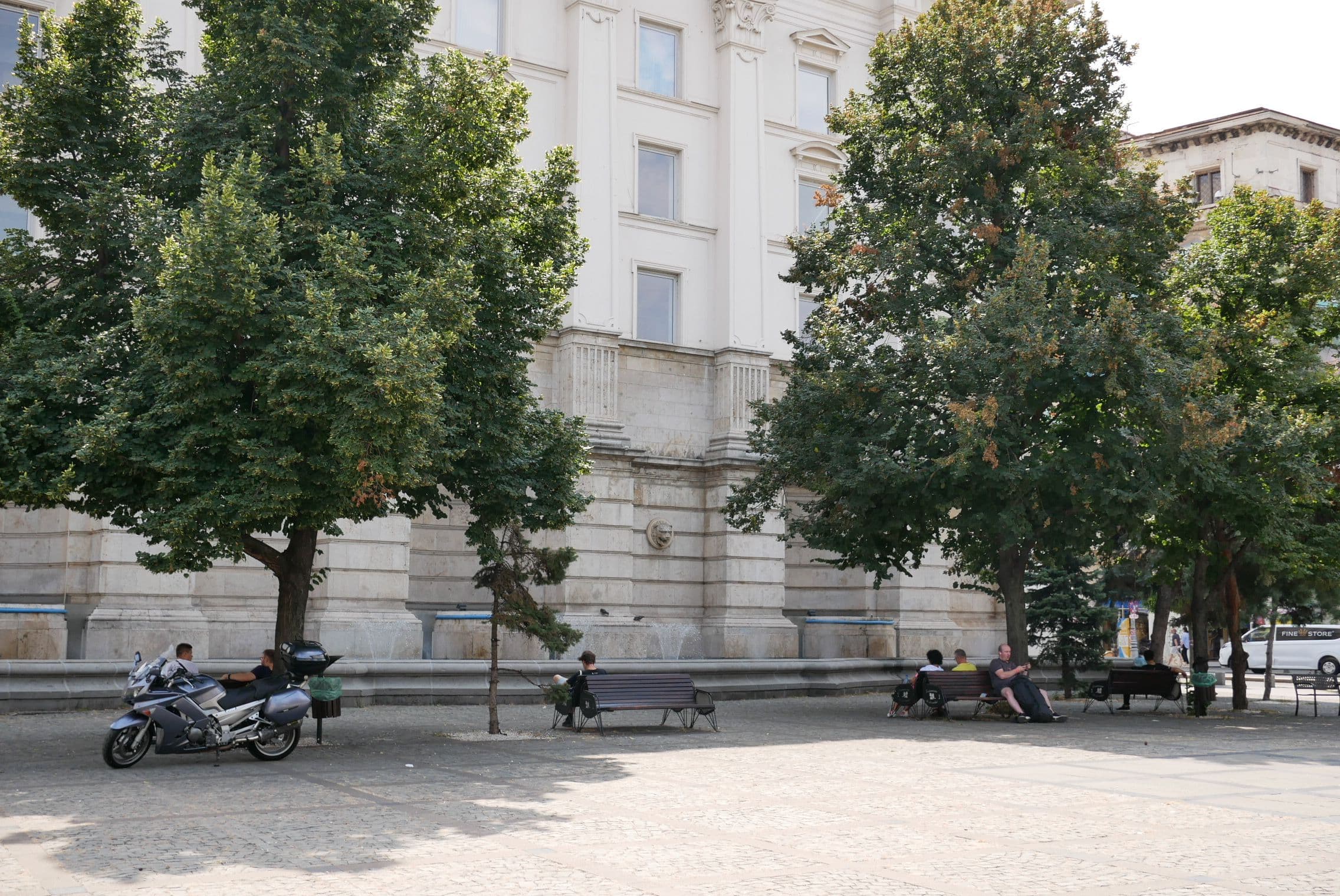 Piața Revoluției este una dintre locații din București care ar putea beneficia de mai multă umbră. Un prim pas ar fi plantarea de arbori conform recomandărilor peisagiștilor. Foto: Norbert Nemeș
