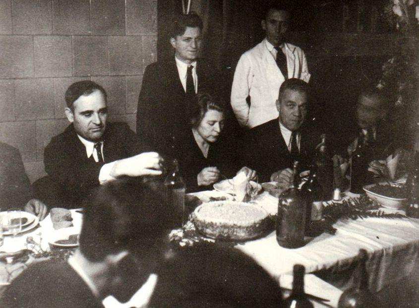 1945. Gheorghiu-Dej şi Ana Pauker, la un dineu. Sursa: Fototeca online a comunismului românesc.