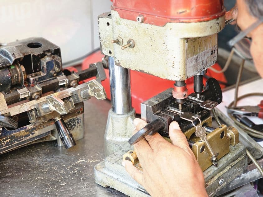 Un meșteșugar dintr-o piață a Bucureștiului îmi arată mândru cum prelucrează chei din 1992 încoace, în același loc. foto: ID 315528051 © Witsanu Patipatamak | Dreamstime.com