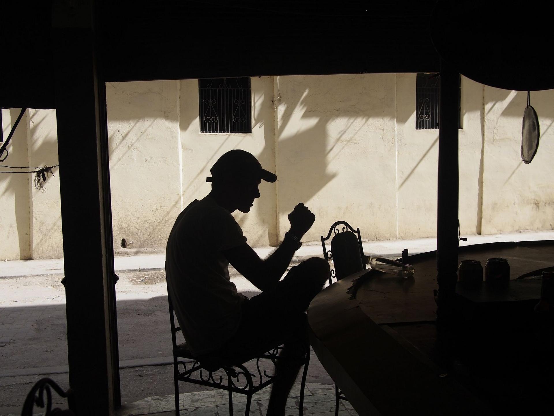 Un cetățean revoltat pe sistem bea rom ieftin într-o bodegă de cartier