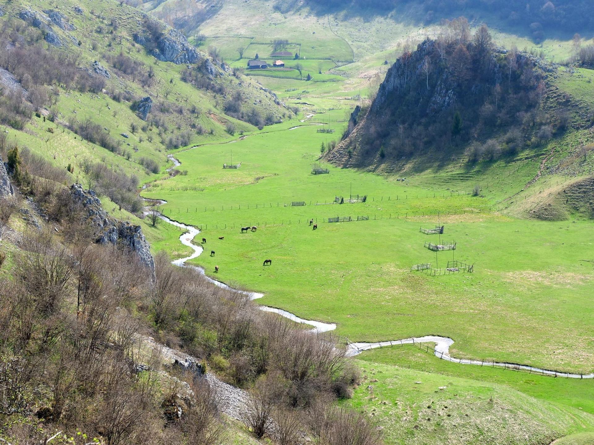 Fundătura Ponorului are magie indiferent de pe ce deal ai privi acest peisaj