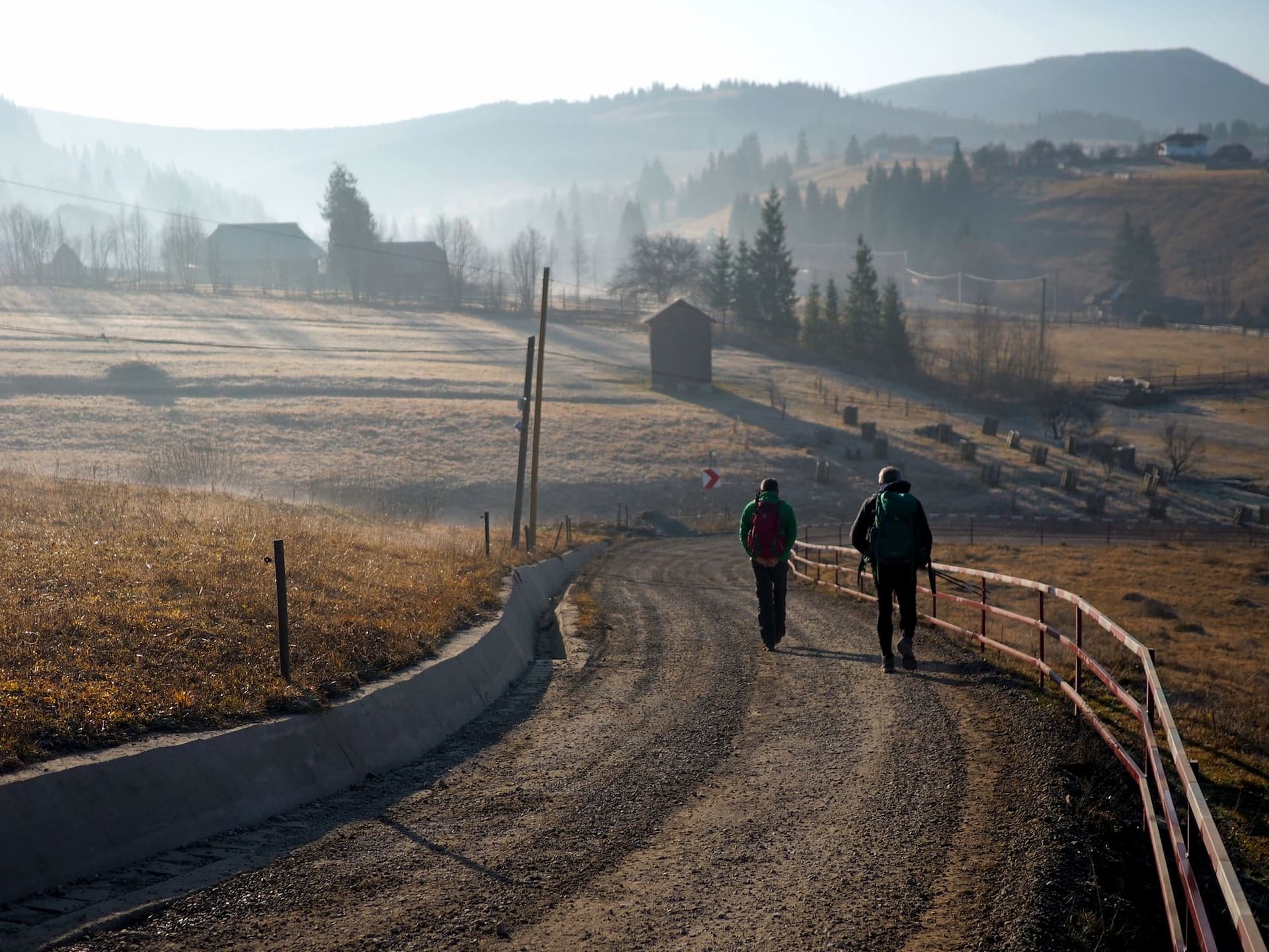 Drumeți certați dimineața devreme, toamna.