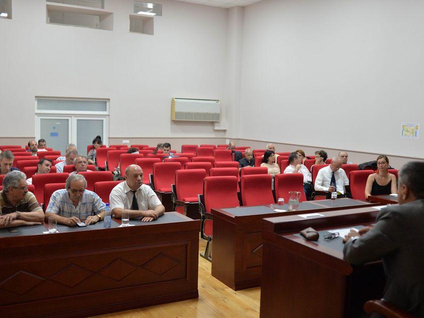 Imagine de la o ședință a plenului CES. Investițiile în mobilarea sălii s-ar ridica la peste 30.000 de euro, afirmă fostul secretar general al CES. Foto: Lucian Muntean