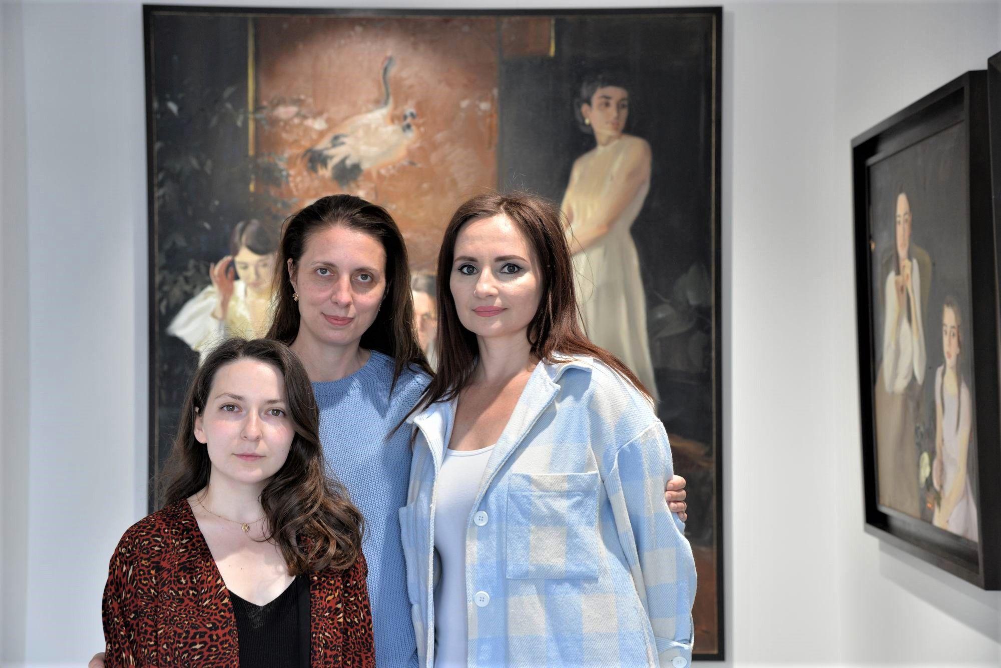 Elena Bria, Victoria Nagy Vajda și Natalia Șmurgun în expoziția din galeria Arbor din București, iunie 2021. Foto: Lucian Muntean