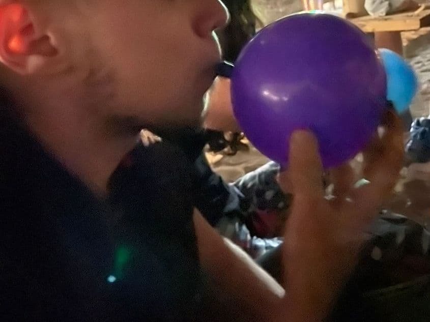 Consumul de funny gas în Vama Veche e aproape la vedere, noaptea, pe plajă. Substanța însă, nici nu se regăsește pe lista celor aflate sub control din <a target="_blank" href="http://www.cdep.ro/pls/legis/legis_pck.htp_act_text?idt=23825">Legea 143/2000</a>, privind combaterea traficului și consumului ilicit de droguri.