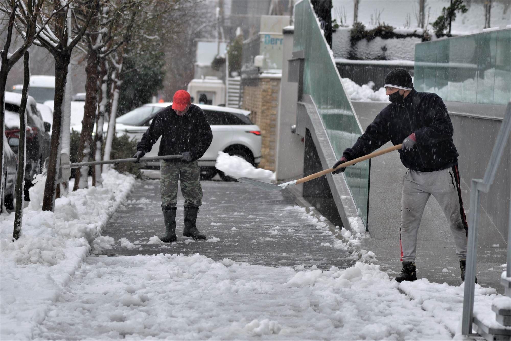 Curățarea trotuarului de zăpadă pe strada Zăgazului, cartier Aviației. Foto Lucian Muntean