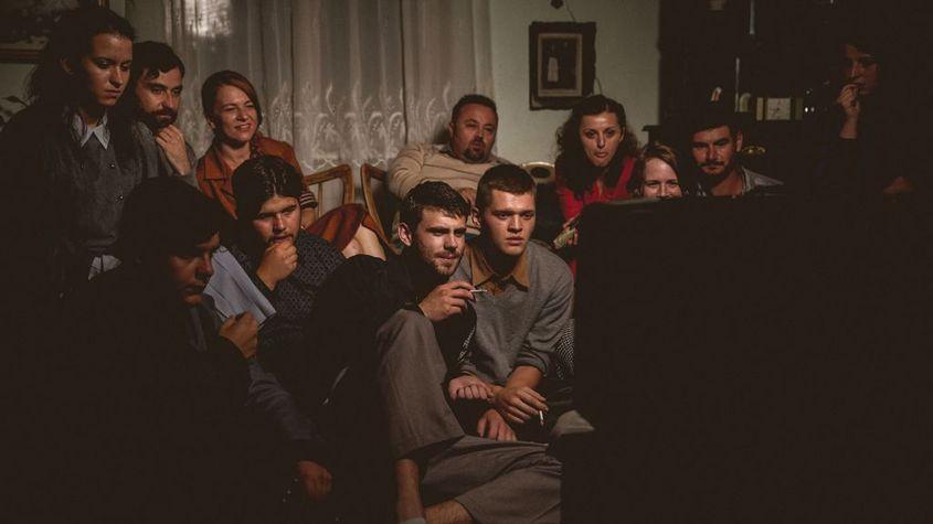 Cinemateca de acasă. Imagine din filmul <em>Chuck Norris vs Communism</em>, regizat de Ilinca Călugăreanu (2015)