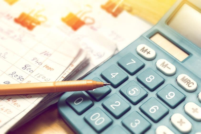 Statul are nevoie de bani pentru a susține investițiile publice. În loc să le finanțeze din creșteri de venituri la buget, banii vin din reducerea cheltuielilor sociale. foto: ID 122877995 © Thanasak Boonchoong | Dreamstime.com