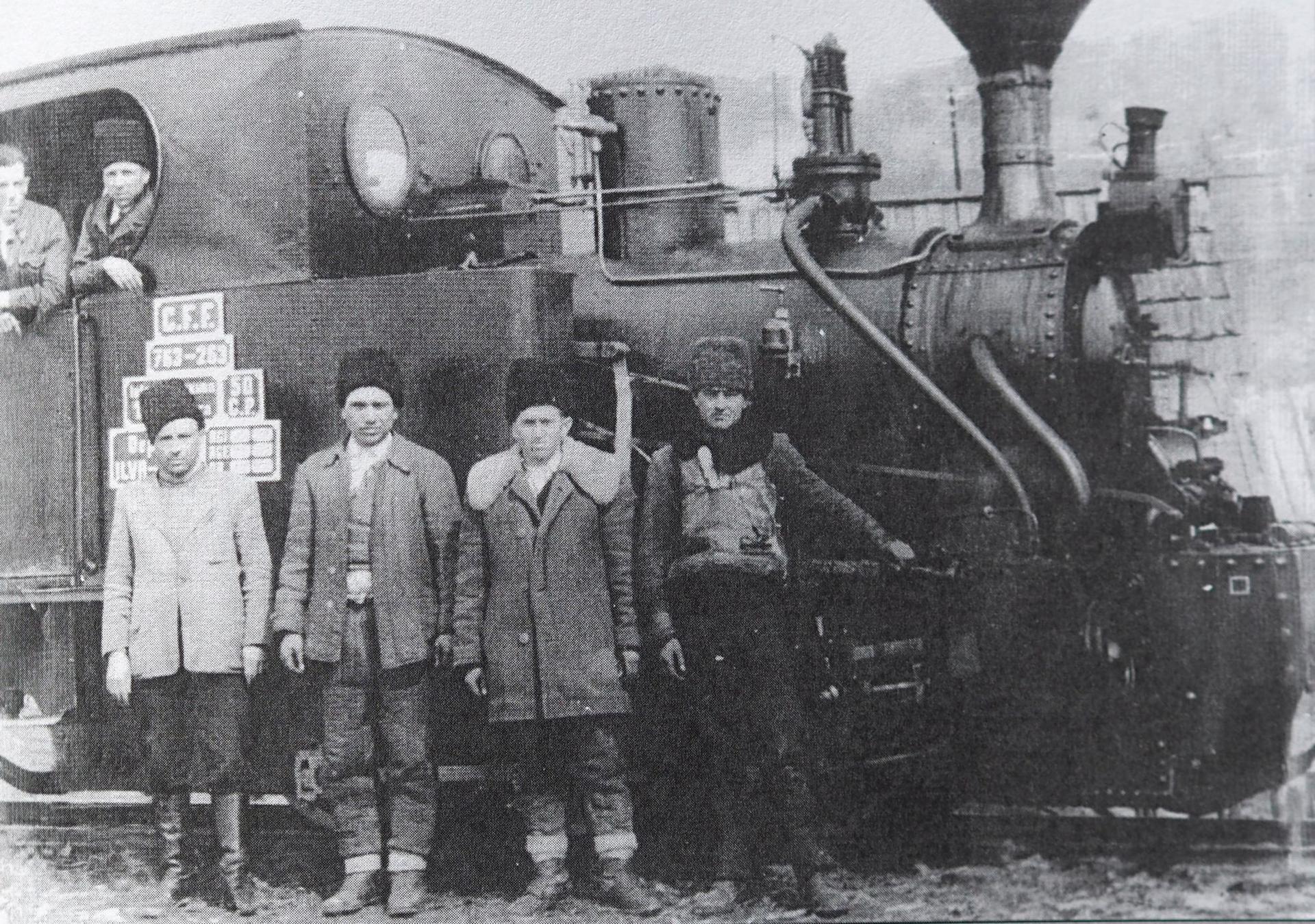 O locomotivă din Lunca Ilvei în 1962. Foto din colecția Demeter Alexandru, Bistrița. În volumul Ghezășul Ilvelor de Paul Brașcanu, fotocopie.