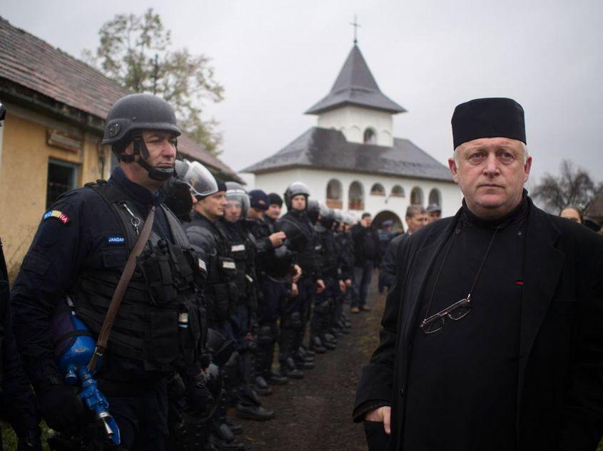 Litigiu între comunităţile ortodoxă şi greco-catolică după retrocedarea unui teren aflat lângă o mănăstire din Bixad, judeţul Satu Mare.