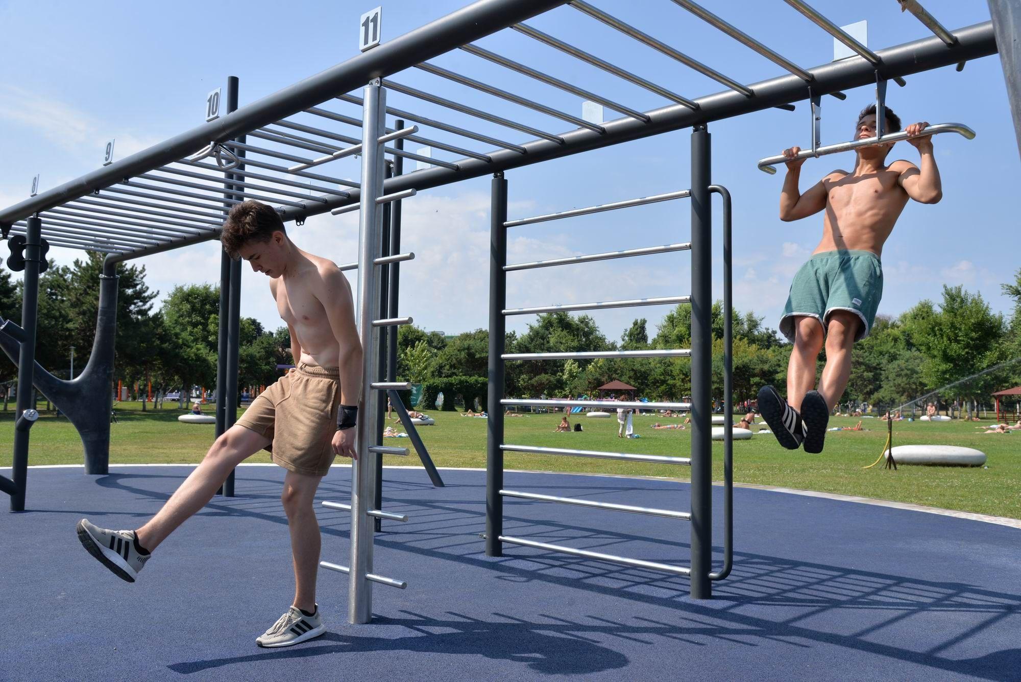 Așa arată o sesiune de sport gratuit în paracurile României. Fotografie de Lucian Muntean