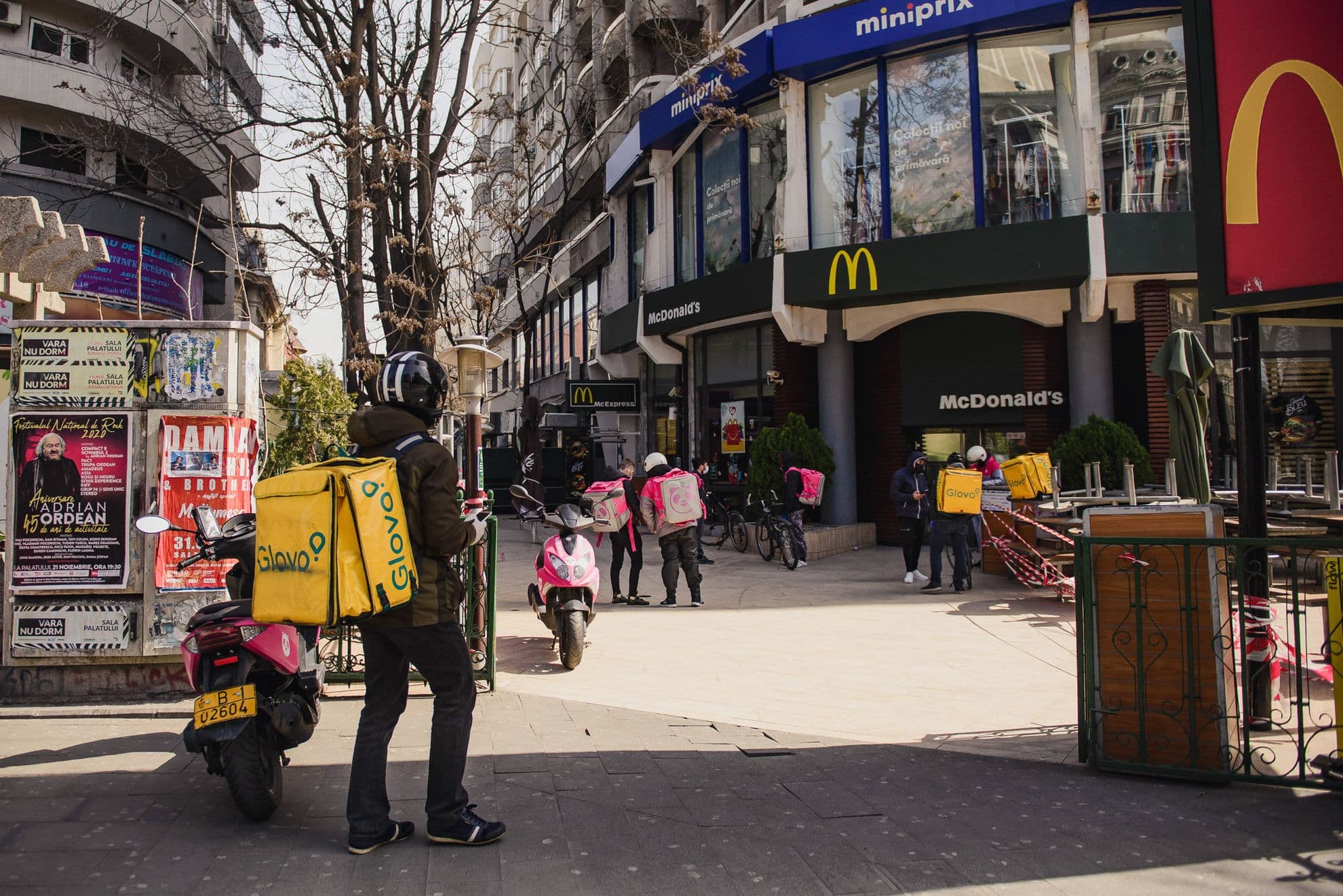 Printre cei care se bucură de traficul aproape inexistent sunt angajații companiilor care livrează mâncare acasă. Foto: Ioana Epure