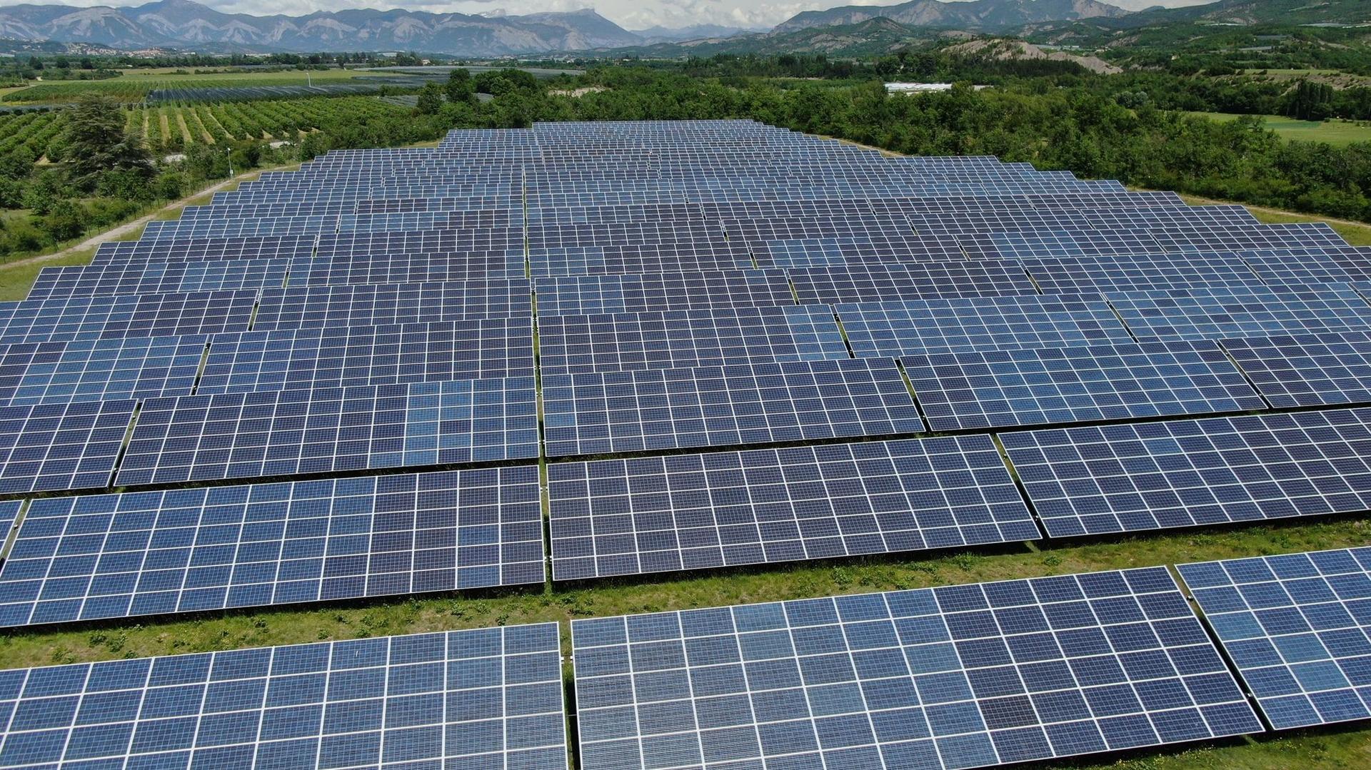 În special panourile solare depind de China, care controlează această piață. În imagine: Panouri solare în Domogled-Valea Cernei. Foto © Wirestock | Dreamstime.com