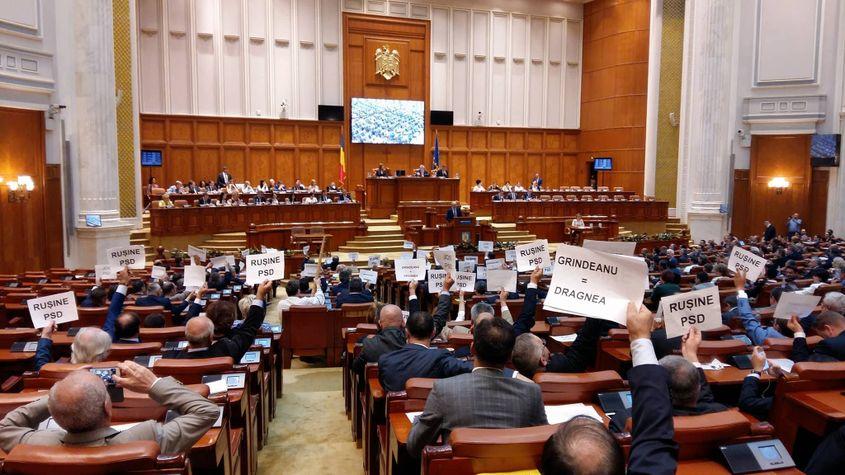 Liberalii au ridicat foile cu mesaje de protest când Liviu Dragnea și-a început discursul.