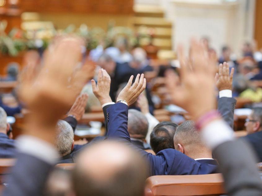 Parlamentarii au adoptat o modificare la Legea Educației, intrată în vigoare la sfârșitul lui iulie, care complică și întârzie cu până la 6 ani procesul de revocare a diplomei în cazul unui doctor cu verdict oficial de plagiat. FOTO: Inquam Photos / Octav Ganea
