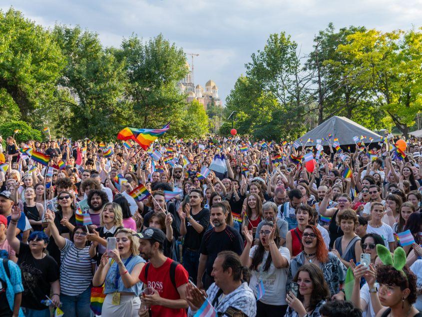 Festivalurile dedicate drepturilor LGBTQ+ în România strâng, în fiecare an, tot mai mulți participanți.
foto: https://www.facebook.com/asociatia.accept/photos/