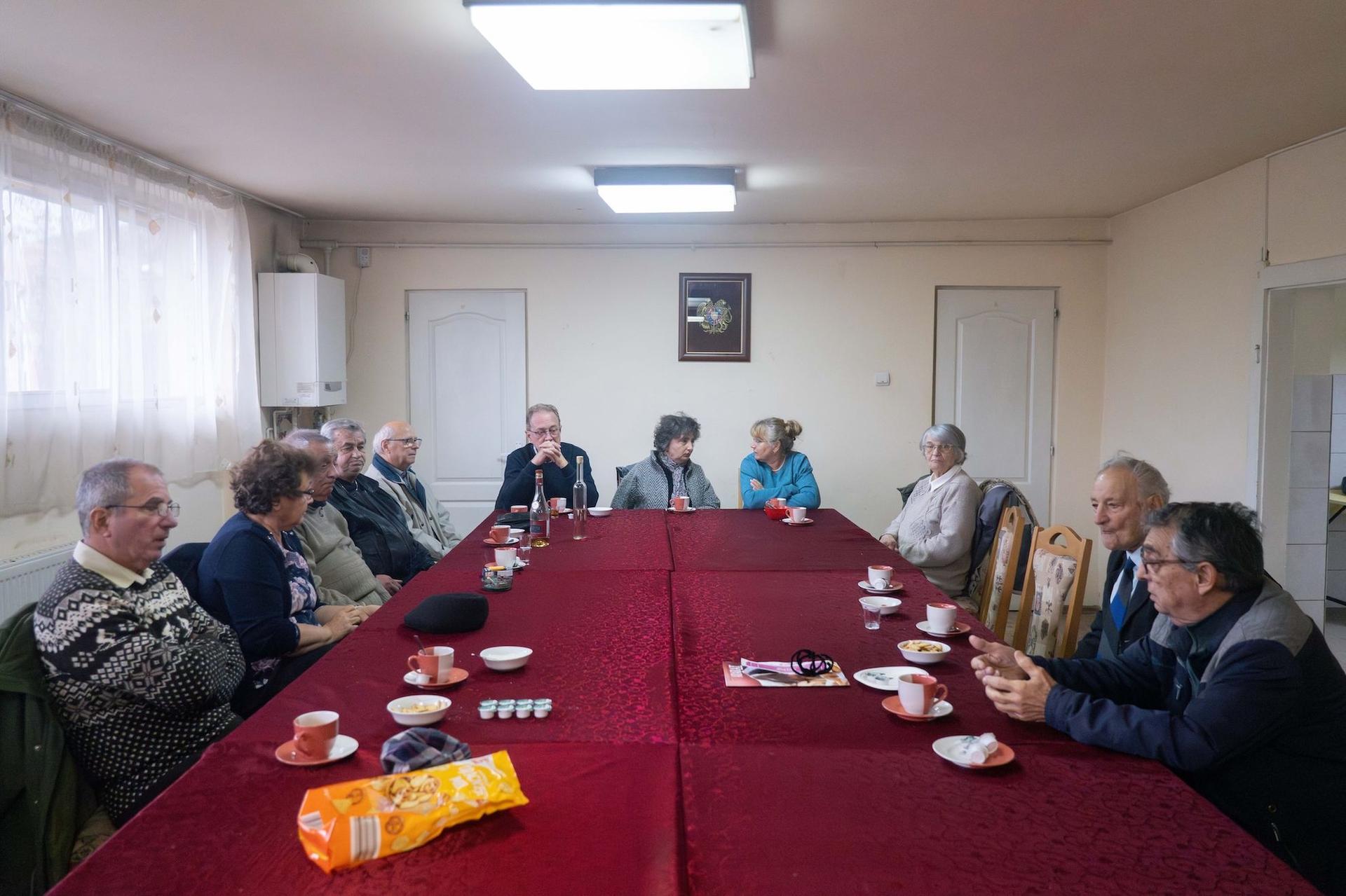Duminica, după slujbă, armenii rămași se întâlnesc la o cafea și un coniac la sediul Uniunii Armenilor din localitate. Foto: Raul Ștef