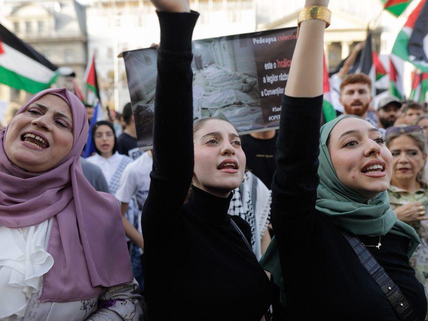 Miting de solidaritate cu poporul palestinian organizat în Piaţa Universităţii din București, 21 octombrie 2023. Inquam Photos / George Călin