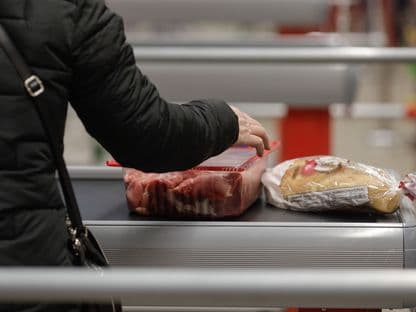 Experiment PressOne: Unde se duc banii noștri. O vânătă costa 3.59 lei în 2022, acum e 7.19 lei. Prețuri duble în coșul de cumpărături, la aceleași produse