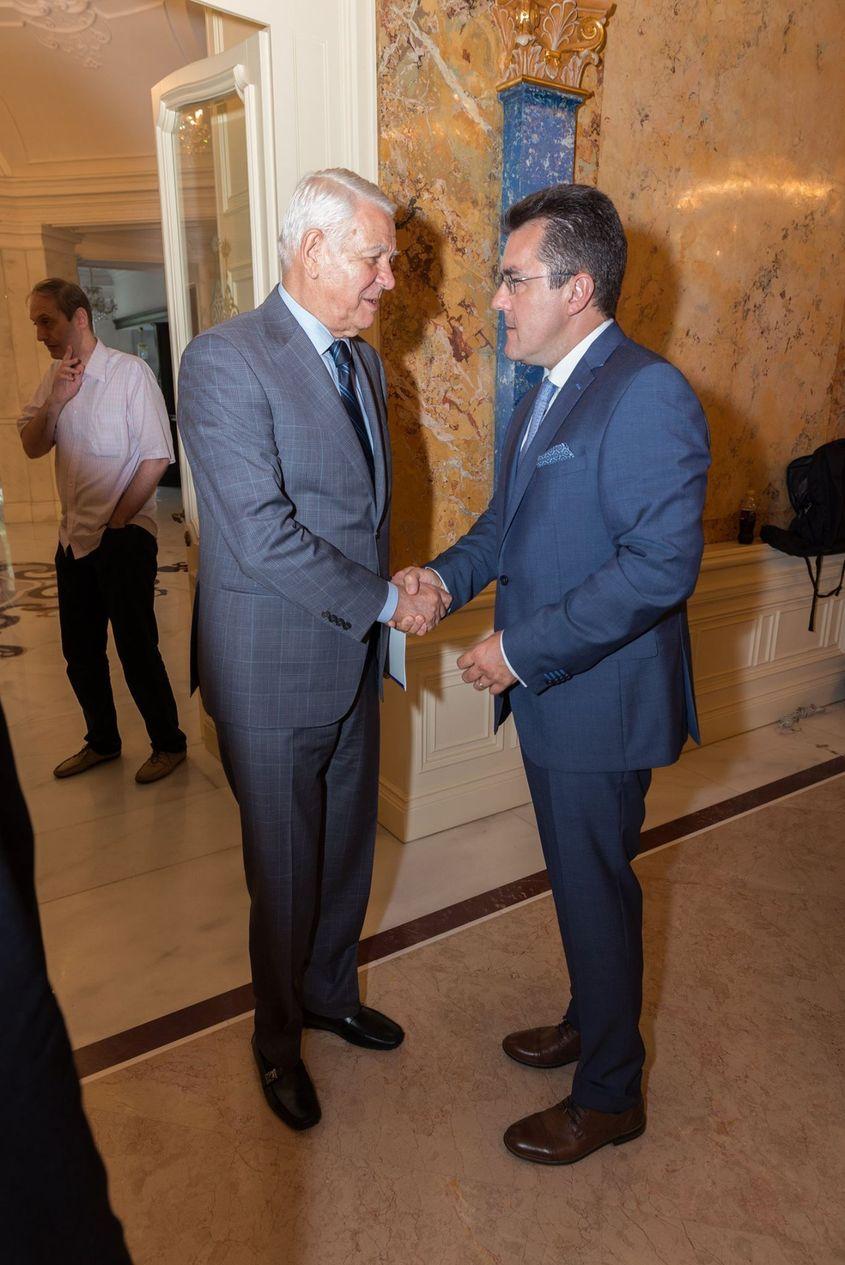 Dan Dungaciu și Teodor Meleșcanu (MAE, SIE, MApN) își strâng mâinile la un eveniment FUMN organizat la Hotel Boulevard. Sursa foto: Facebook