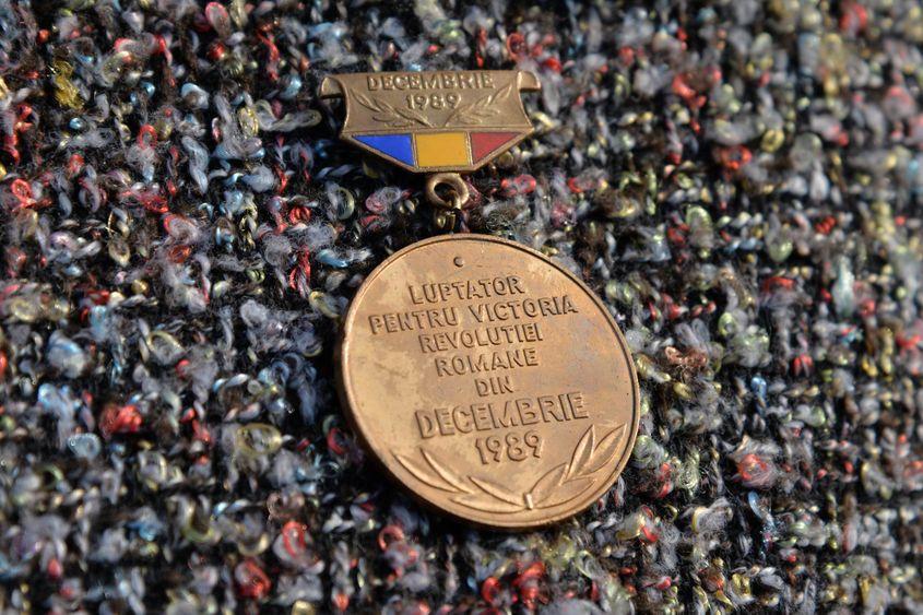 Medalia de la pieptul Marianei Farcău.