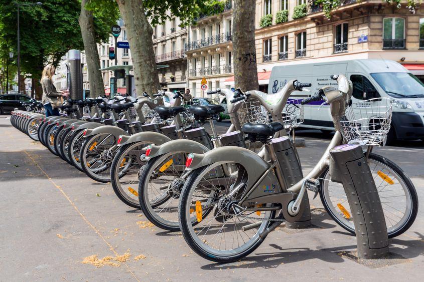 Biciclete de închiriat în Paris. ID 56504810 | Traffic ©  T.w. Van Urk | Dreamstime.com